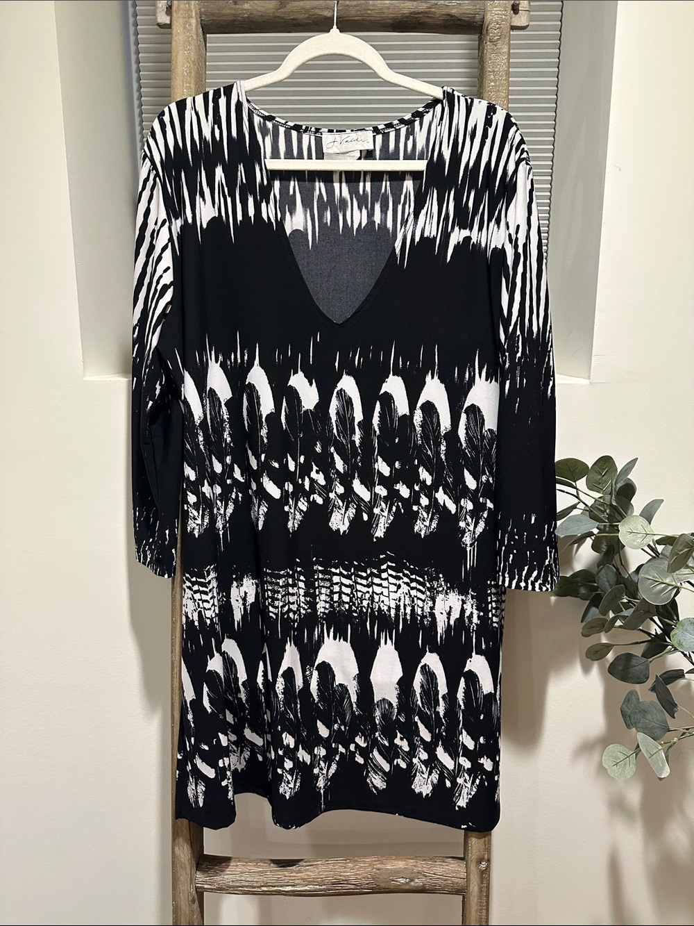 Black & White Abstract Print V-Neck Women’s Cover Up